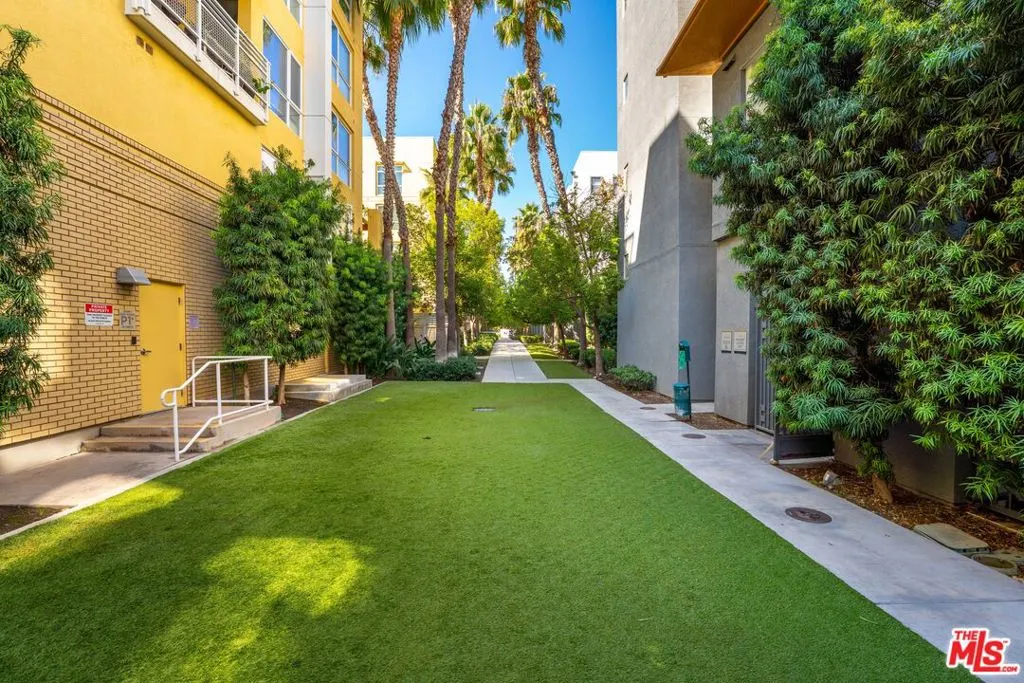 21301 Erwin Street 408, Woodland Hills, California 91367 home-pic-31